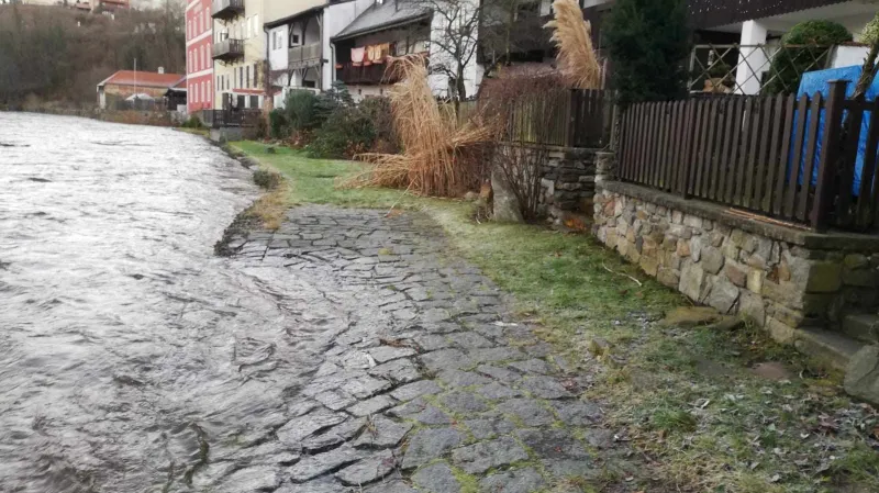 Hladina Vltavy v Českém Krumlově