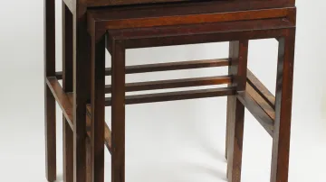 Hnízdové odkládací stolky typ H-50, Čechy, 30. léta 20. století, design Jindřich Halabala, dubové dřevo a umakart imitující kořenici, Alma Antique