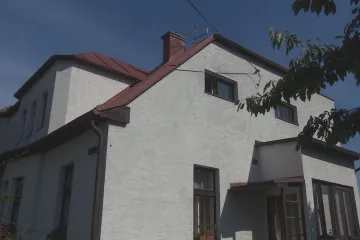 Senior nemůže nakládat se svým domem, podle úřadu dluží 1600 Kčs. Je to Hlava XXII, konstatoval soud