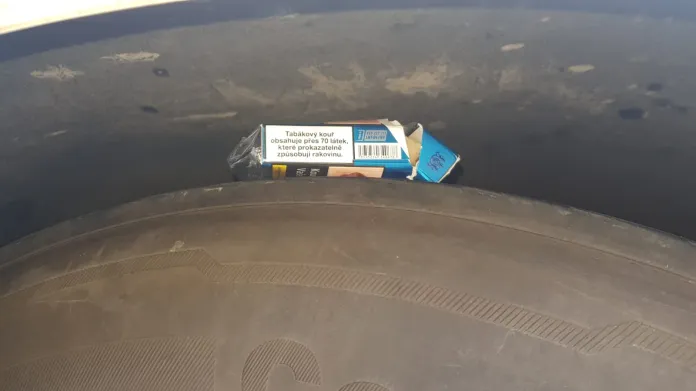 V krabičce od cigaret, kterou se řidič pokusil ukrýt, našli policisté pervitin