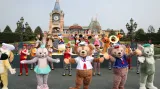 V Šanghaji znovuotevřeli zábavní park Disneyland. Vyprodáno je na několik dní dopředu