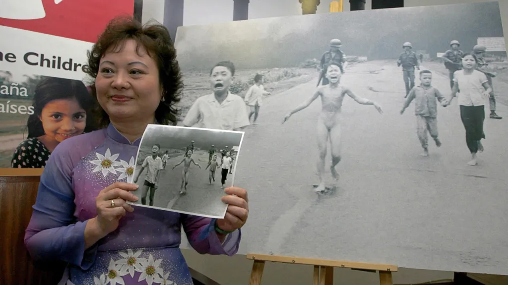 Kim Phucová s fotografií z roku 1972