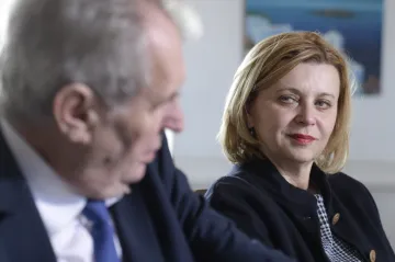 Vláda schválila velkou diplomatickou obměnu, píší média. Skončit mají velvyslanci v Rakousku i u OSN