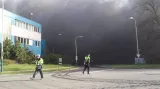Policie řídí dopravu v místě požáru