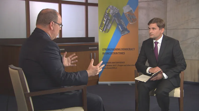 Monacký kníže Albert II. při rozhovoru s Lukášem Dolanským