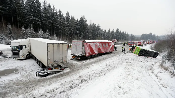 Nehoda autobusu s kamionem zastavila dálnici D5 u Rozvadova