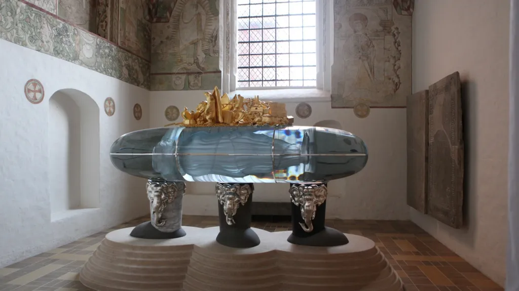 Skleněný sarkofág v katedrále v Roskilde