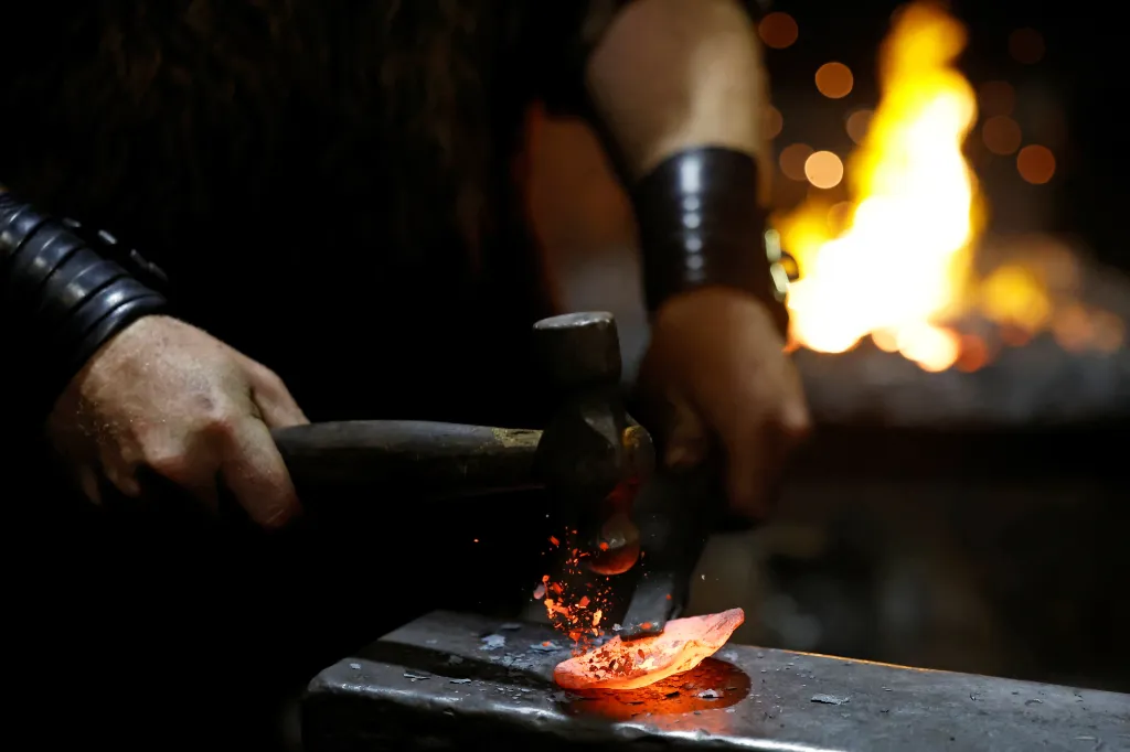 „Někteří z návštěvníků nikdy v životě nedrželi kladivo, a přesto pracují s rozpáleným železem na kovadlině“