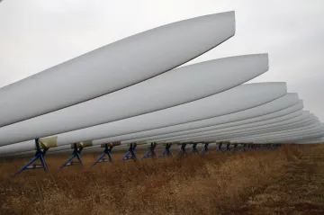 Vysloužilé lopatky větrných elektráren mohou chránit před pouští