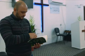 V severosyrském Kobani přibývá konverzí ke křesťanství. Podle kritiků kvůli prospěchu