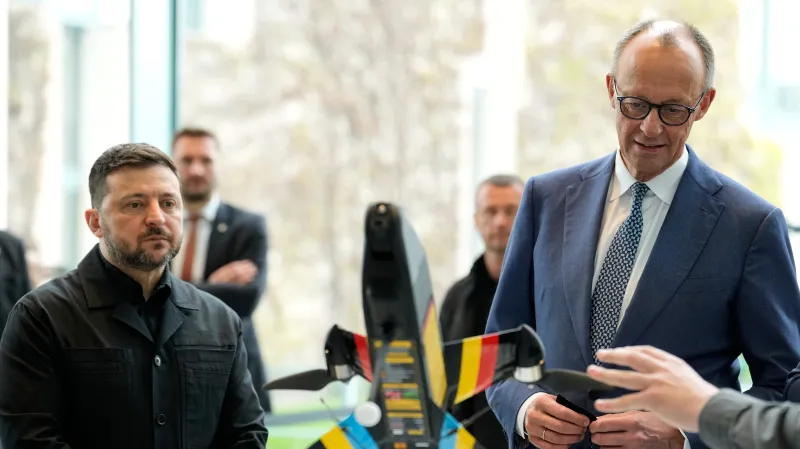 Ukrajinský prezident Volodymyr Zelenskyj a německý kancléř Friedrich Merz během setkání v Berlíně, 14. dubna 2026