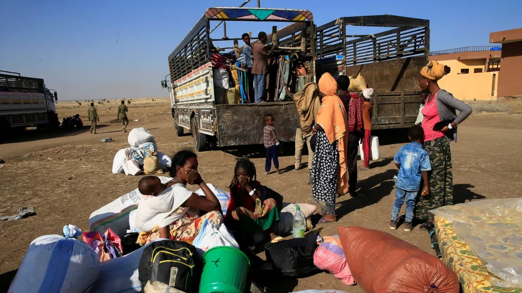 Civilisté prchali před ozbrojeným konfliktem v Etiopii. Většina uprchlíků směřovala do sousedního Súdánu