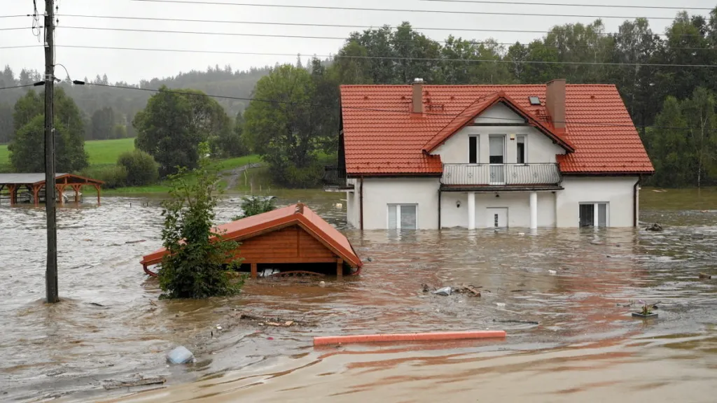 Povodeň zaplavila dům v polské obci Ladek-Zdroj