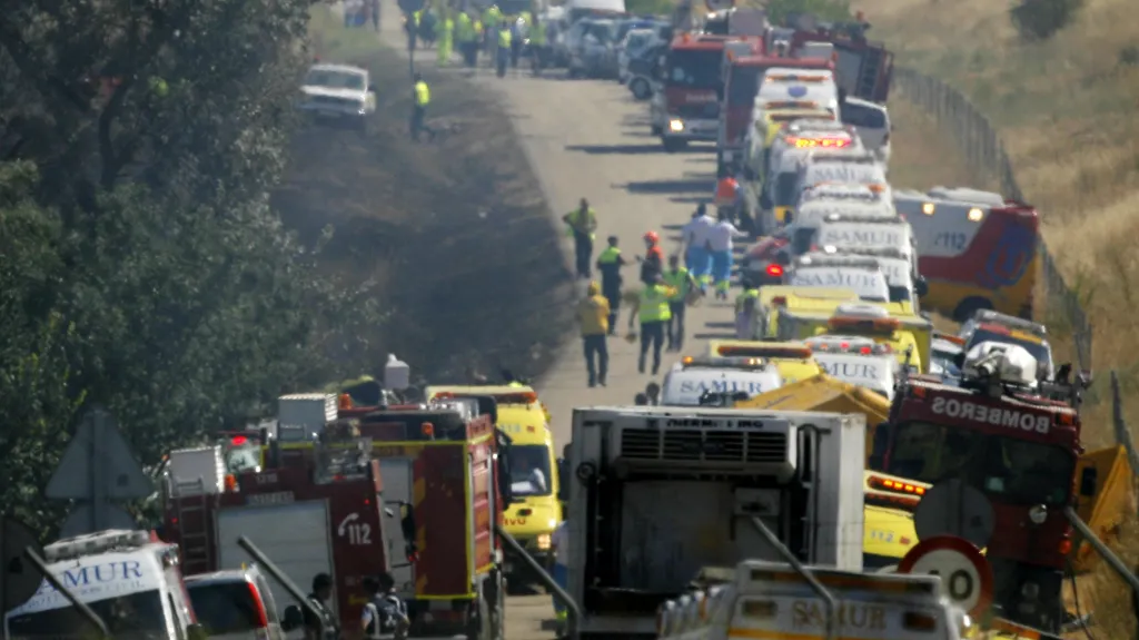 Záchranáři přijiždějí k něhodě letadla v Barajas