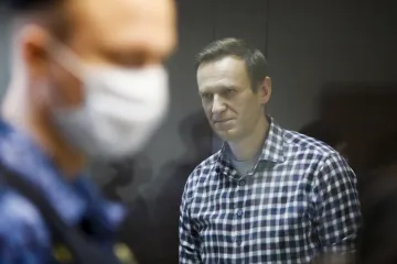 Navalnému hrozí selhání ledvin a srdce. Jeho stav je kritický, varují lékaři