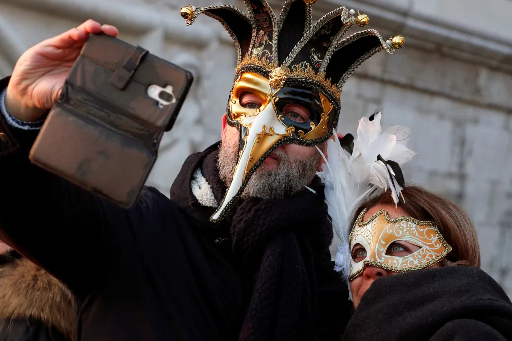 V Benátkách začal tradiční karneval, jeho letošním motivem je „láska“
