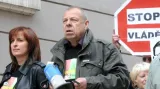 Jaroslav Zavadil protestuje před sněmovnou