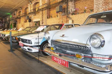 Do Plzně zavítaly Skvosty s vůní benzinu. Přehlídka ukazuje vůz Masaryka i nové ferrari