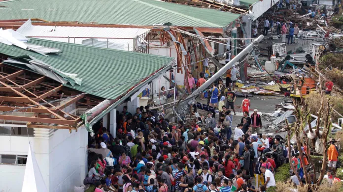 Lidé ve filipínském Taclobanu čekají na pomoc