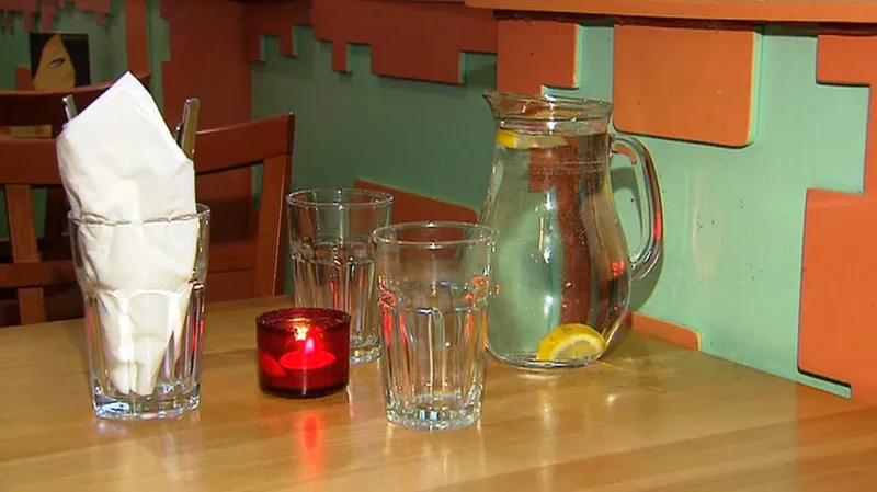 Voda v restauraci