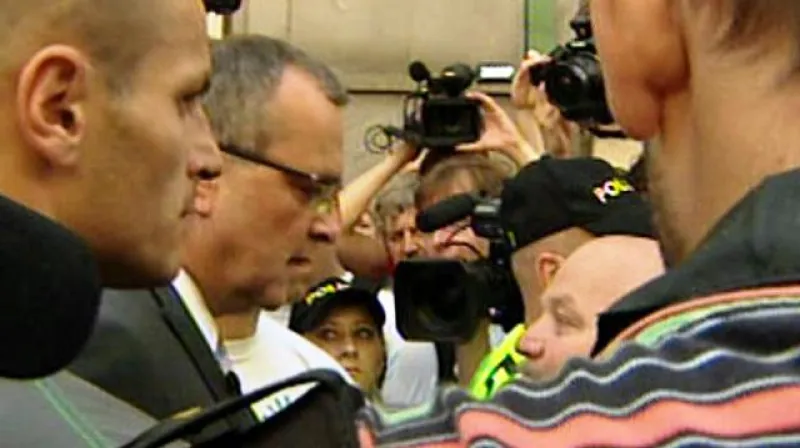 Miroslav Kalousek debatuje s demonstrujícím odborářem