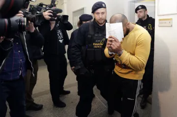Státní zástupkyně obžalovala dva Nizozemce kvůli napadení číšníka v centru Prahy. Hrozí jim až 18 let