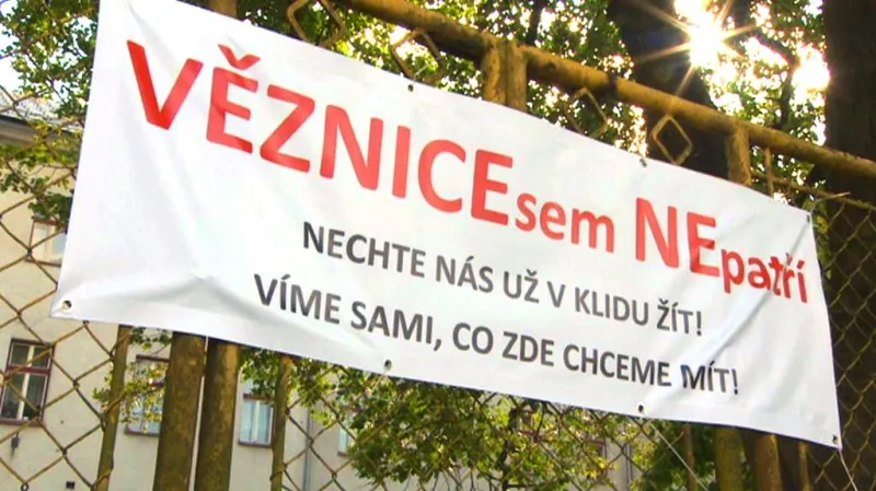 Část místních proti věznici protestuje