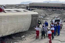 V Íránu vykolejil vlak, zahynulo nejméně 21 lidí. V Pákistánu sjel autobus z horské silnice, nikdo nepřežil