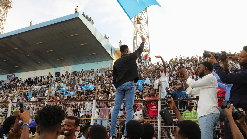 Fanoušci v Mogadišu vítají rozhodčího Omara Abdulkadira Artana, 10. června 2026