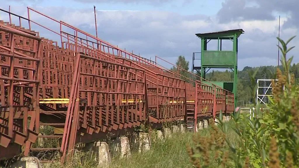 Tribuna na závodišti v Mimoni