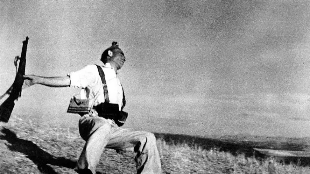Robert Capa: Padající voják