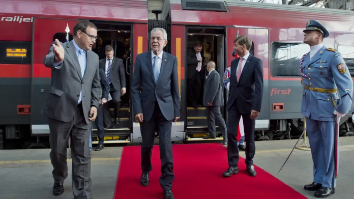Rakouský prezident Alexander Van der Bellen (druhý zleva) přicestoval vlakem na pražské hlavní nádraží na dvoudenní oficiální návštěvu