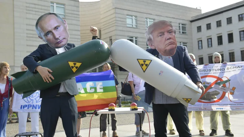 Protest proti ukončení smlouvy INF před americkou ambasádou v Berlíně v srpnu 2019