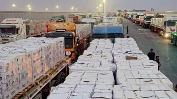 Kamiony přivážející humanitární pomoc do Pásma Gazy na snímku z 13. srpna