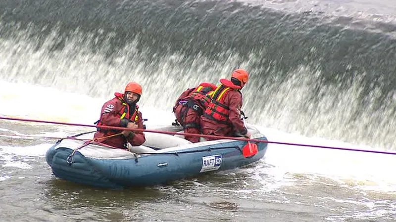 Záchranáři na jezu