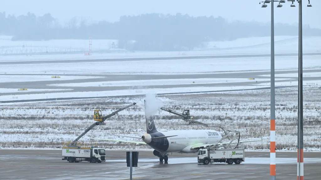 Mrazivé počasí omezilo provoz letišť (ilustrační foto)