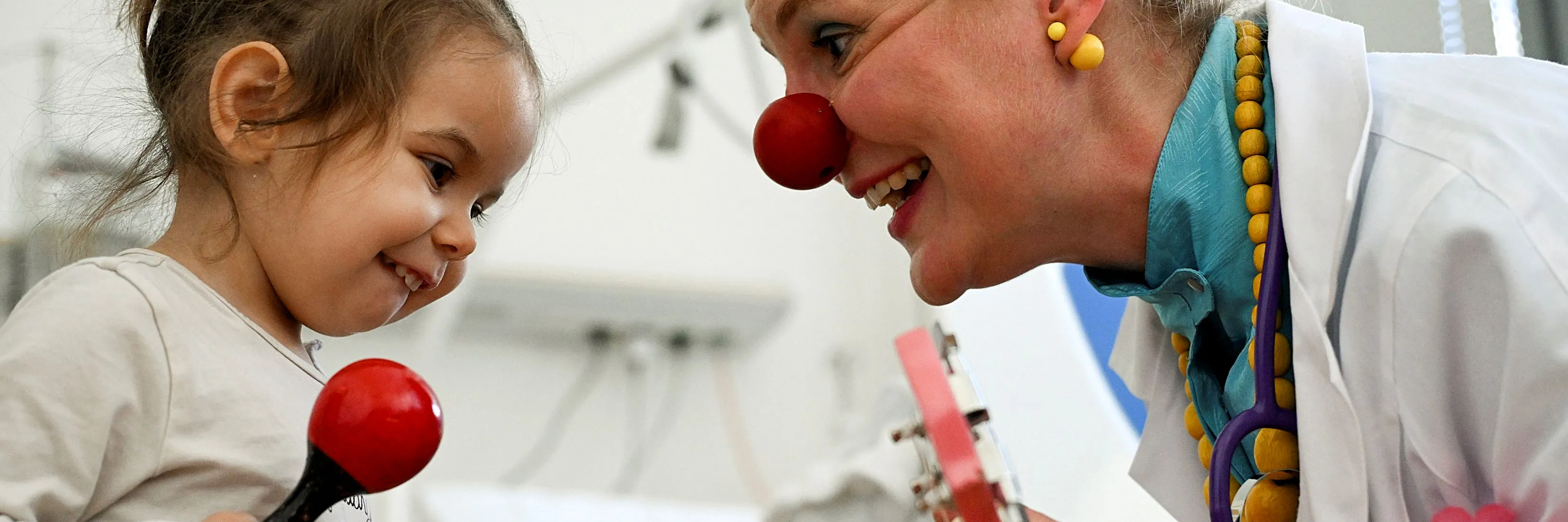 Zdravotní klauni přinášejí vánoční radost dětem v nemocnicích