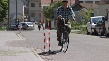 Cyklisté se musí vyhýbat dírám