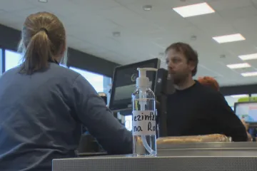 Práce z domova či dezinfekce na pracovišti. Firmy hledají cesty, jak zamezit nákaze koronavirem