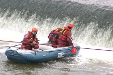 Záchranáři pátrají ve Vltavě v Českém Krumlově po muži z převráceného raftu