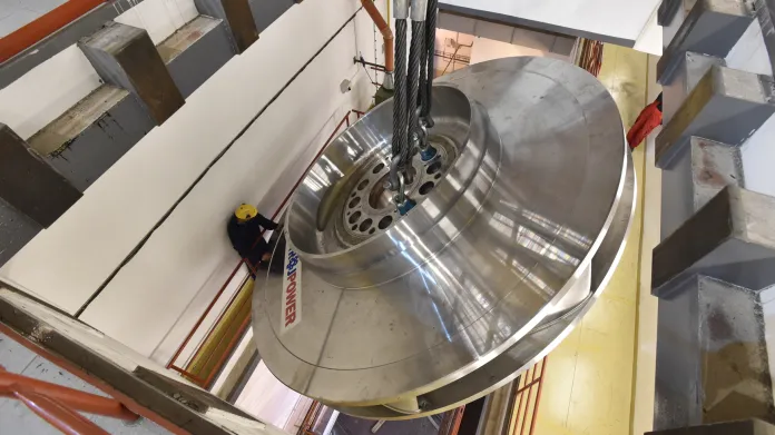 Technici instalovali 8. října 2018 na přečerpávací vodní elektrárně Dlouhé stráně v Jeseníkách nové obří oběžné kolo, které roztáčí jednu ze dvou turbín elektrárny.