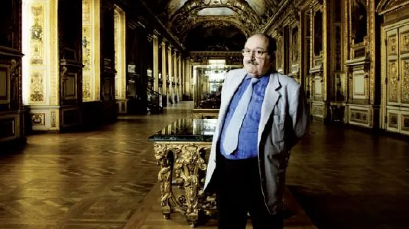 Italský spisovatel Umberto Eco jako hostující kurátor v muzeum Louvre