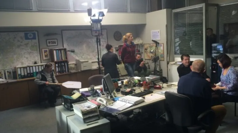 Pyrotechnik Jiří Berger (zcela vlevo) rozhání po místnosti mlžný opar pomocí speciálního křídla. Opar na kameře mírně změkčuje obraz.