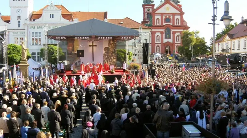 Události: Smrt svatého Václava si připomněly tisíce lidí