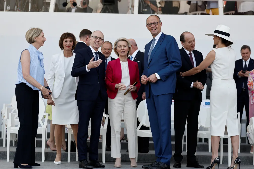 Předsedkyně Evropské komise Ursula von der Leyenová, lucemburský premiér Luc Frieden a německý kancléř Friedrich Merz se účastní každoroční vojenské přehlídky ke Dni dobytí Bastily na náměstí Place de la Concorde