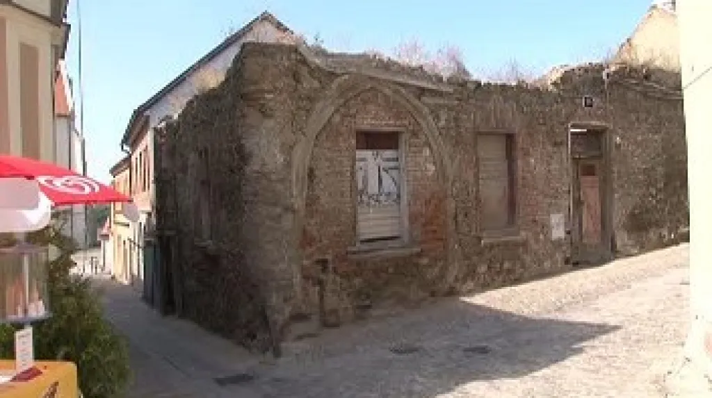 Zchátralý gotický dům