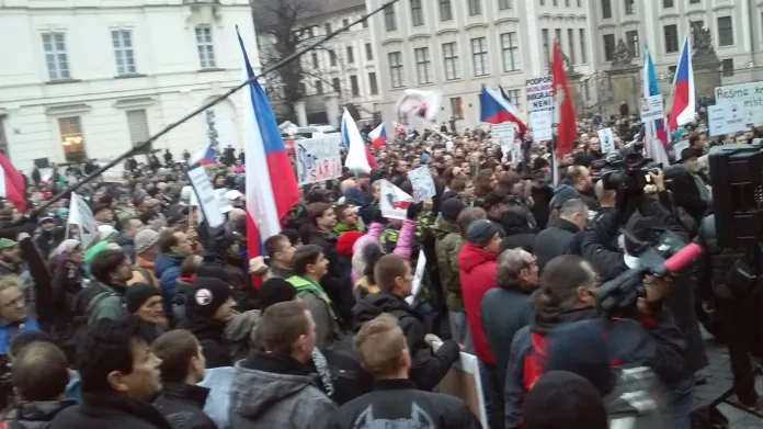 Demonstrace proti islámu na Hradčanském náměstí