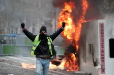 Sto tisíc žlutých vest opět v akci. V Paříži nasadila policie slzný plyn, ministr vnitra viní krajní pravici
