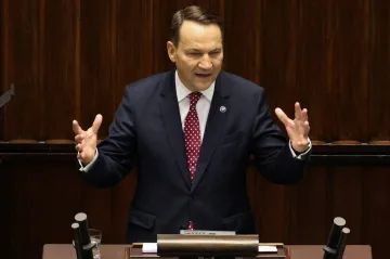 Polsko stojí před nebezpečím války, varoval v parlamentu Sikorski