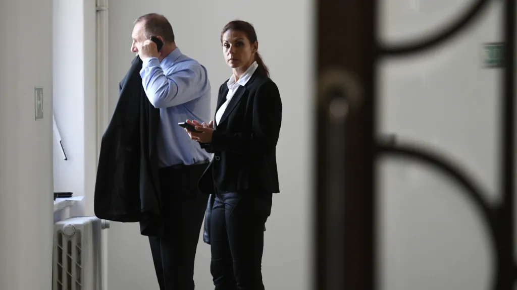 Kateřina a Petr Kottovi v budově Vrchního soudu v Praze (10. června 2019)